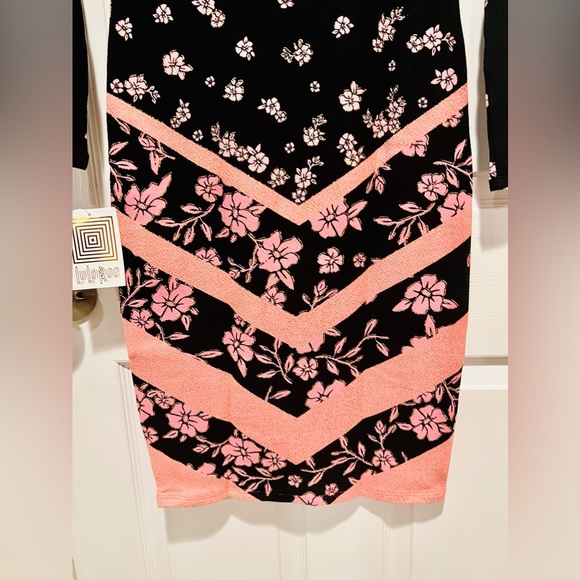LULAROE DEBBIE DRESS BLACK & BARBIE PINK ROSES & CHEVRON PRINT SIZE XS - Picture 14 of 14